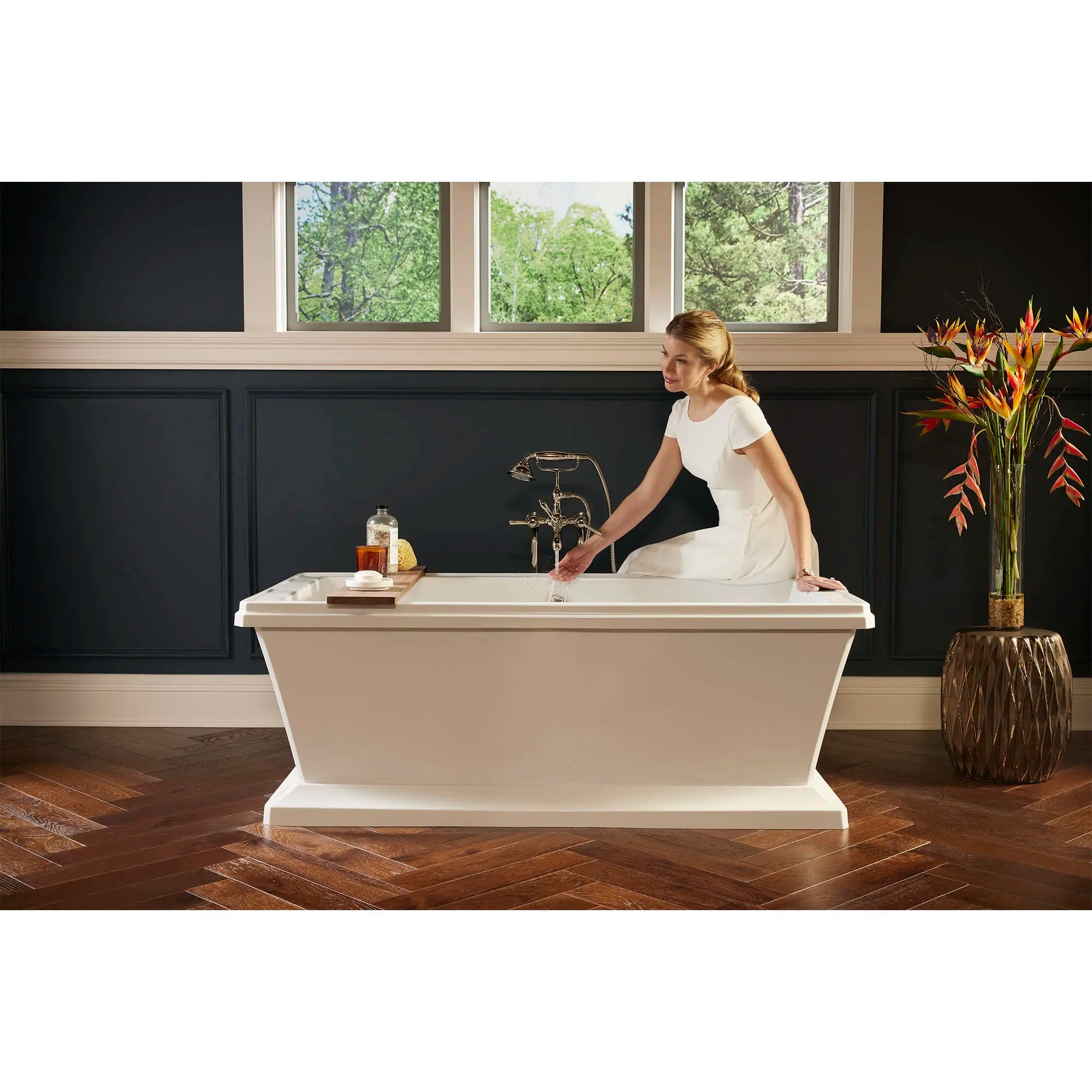 Fitzgerald 66 in. x 36 in. Freestanding Bathtub // CANVAS WHITE // 190979_Fitzgerald_Lifestyle_D62645004.415_D35160950.150_0002_Apr2023_0_CDNwebp.webp