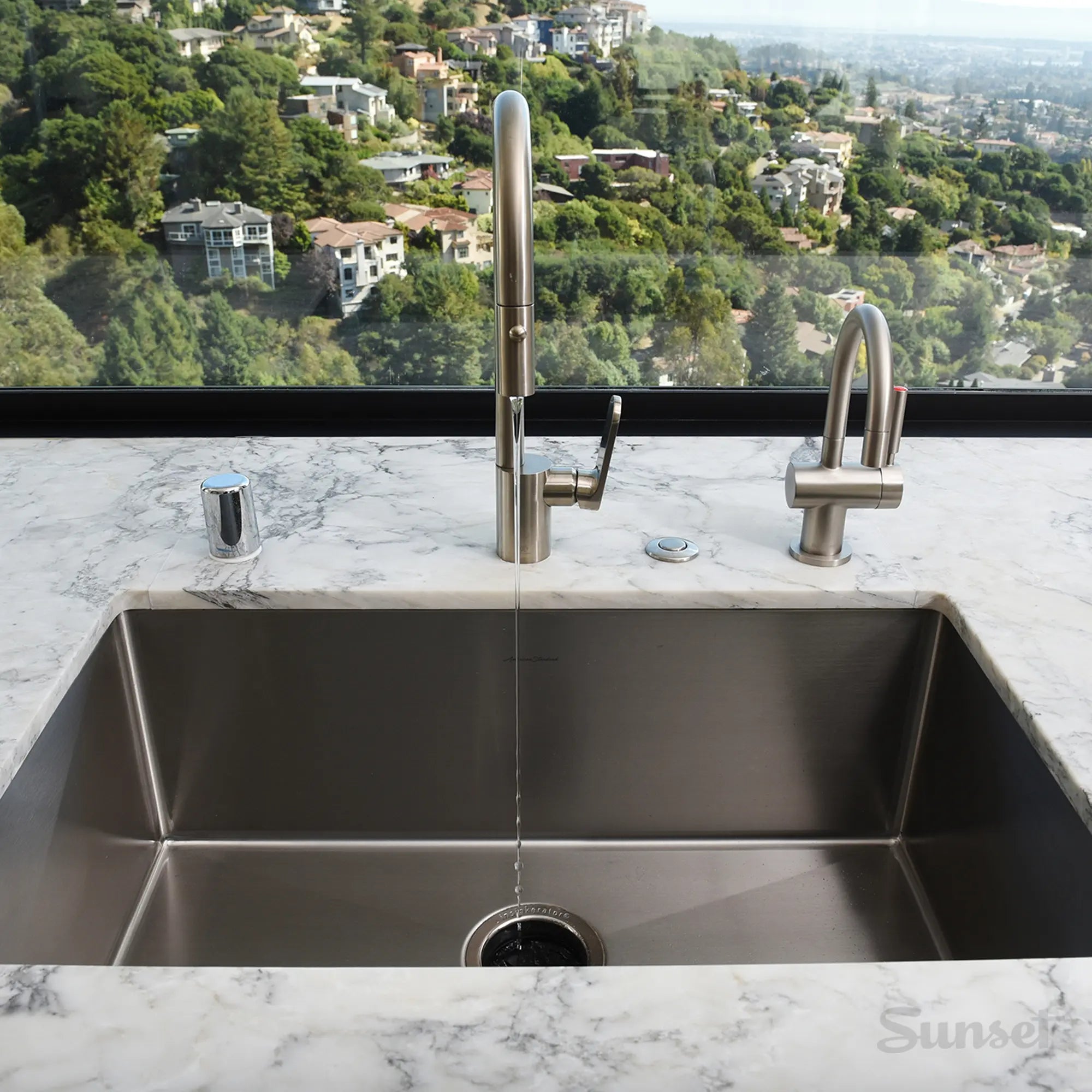 Fresno® Single Handle Kitchen Faucet with Lever Handle // ULTRA STEEL // 39921_D35403000355_06_0_CDNwebp.webp