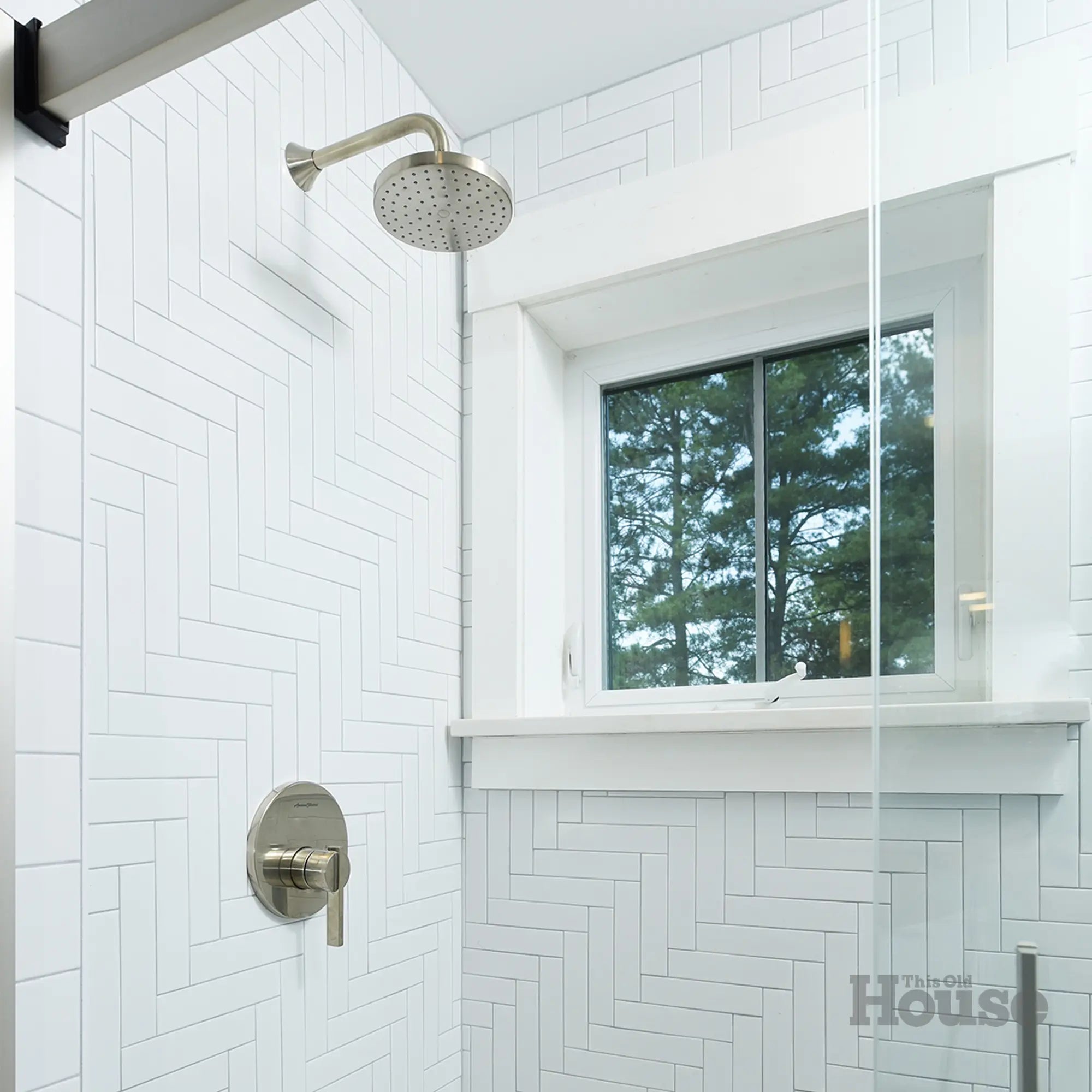 Slim Round Single Function 10 in. Showerhead // POLISHED CHROME // 39924_D35701410100_0_CDNwebp.webp